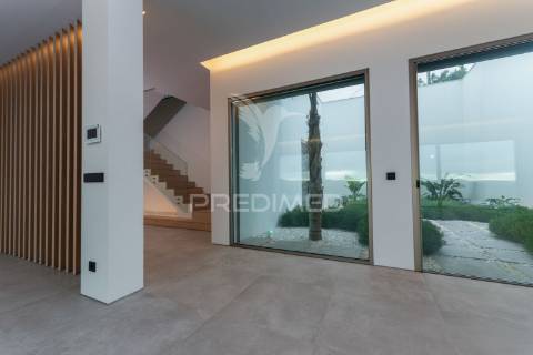 Moradia t3 de luxo com linhas modernas e vistas panorâmicas