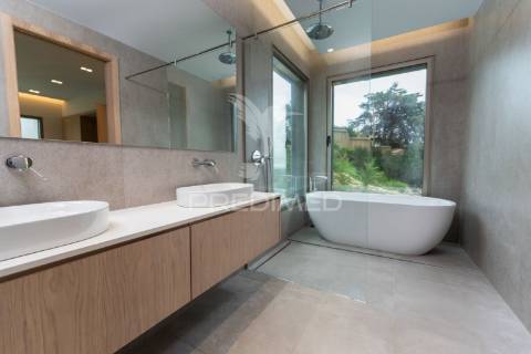 Moradia t3 de luxo com linhas modernas e vistas panorâmicas