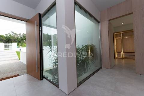 Moradia t3 de luxo com linhas modernas e vistas panorâmicas