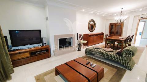 Moradia v4 com piscina em lagoa(algarve)