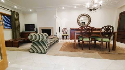 Moradia v4 com piscina em lagoa(algarve)