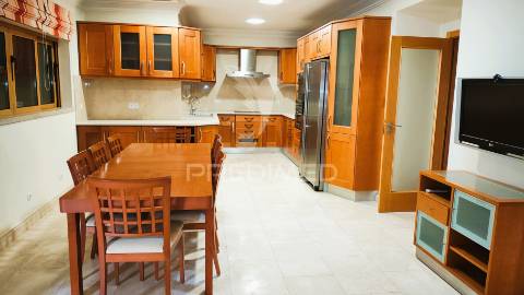 Moradia v4 com piscina em lagoa(algarve)