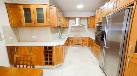 Moradia v4 com piscina em lagoa(algarve)