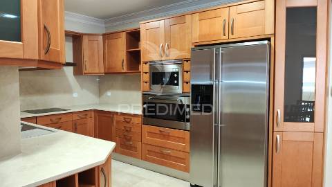 Moradia v4 com piscina em lagoa(algarve)