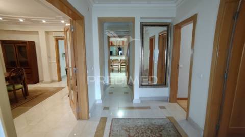 Moradia v4 com piscina em lagoa(algarve)