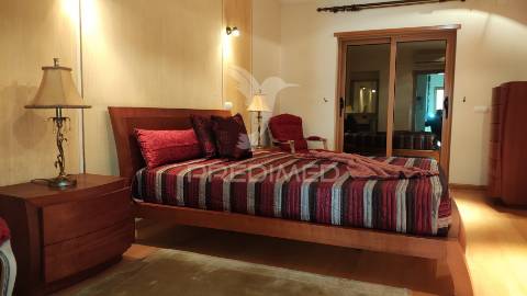 Moradia v4 com piscina em lagoa(algarve)