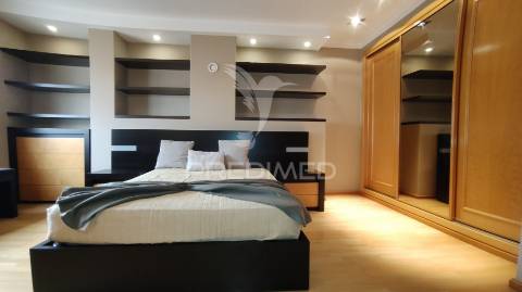 Moradia v4 com piscina em lagoa(algarve)