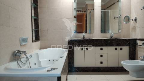 Moradia v4 com piscina em lagoa(algarve)