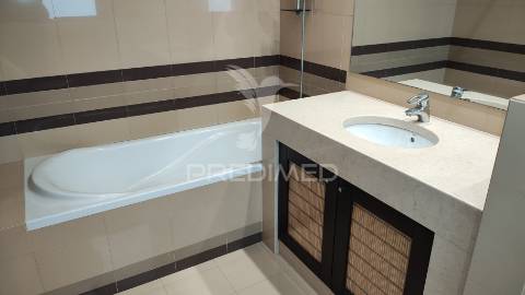 Moradia v4 com piscina em lagoa(algarve)