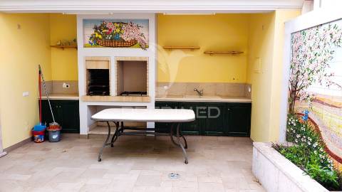 Moradia v4 com piscina em lagoa(algarve)