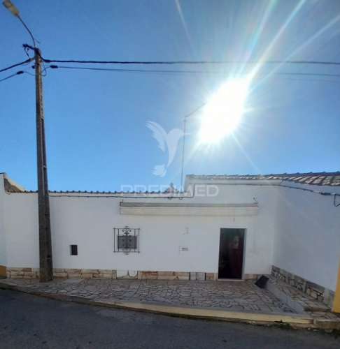 Casa de aldeia com quintal