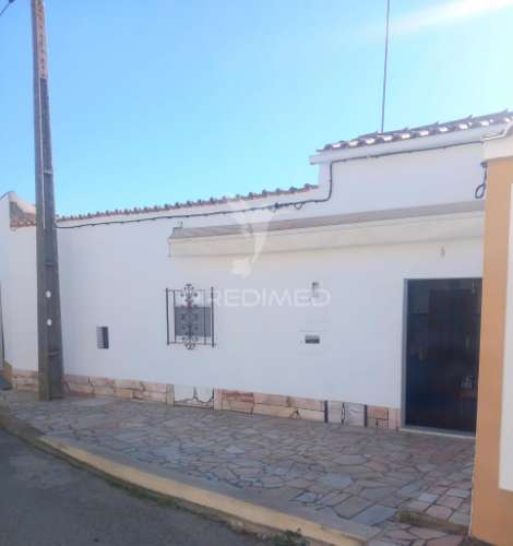 Casa de aldeia com quintal
