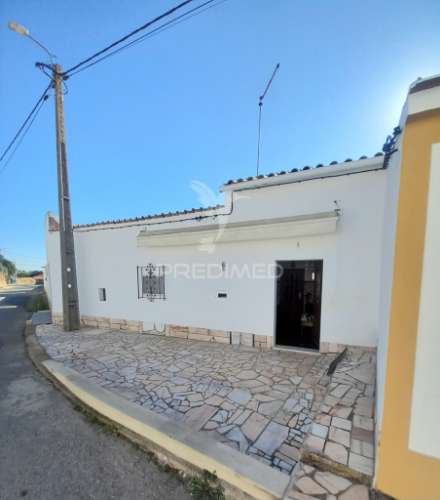 Casa de aldeia com quintal