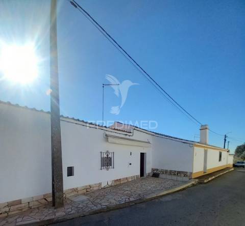 Casa de aldeia com quintal