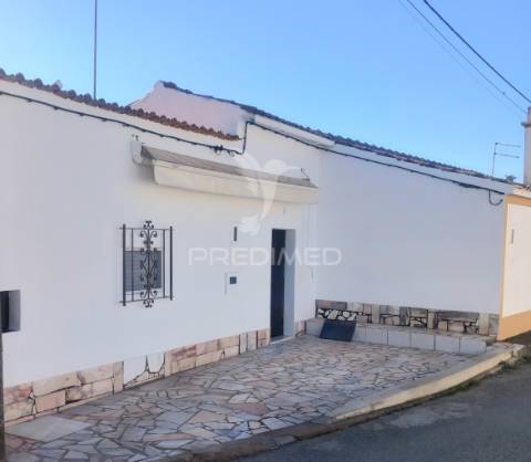 Casa de aldeia com quintal