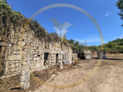 Terreno com ruina - póvoa de lanhoso
