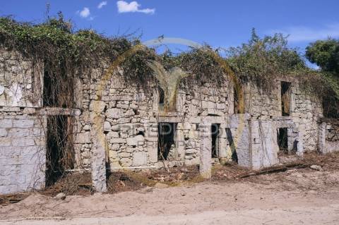Terreno com ruina - póvoa de lanhoso