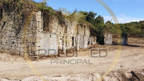 Terreno com ruina - póvoa de lanhoso