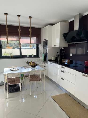 Moradia v4 com garagem em santo antónio da charneca