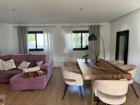 Moradia v4 com garagem em santo antónio da charneca