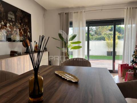 Moradia v4 com garagem em santo antónio da charneca