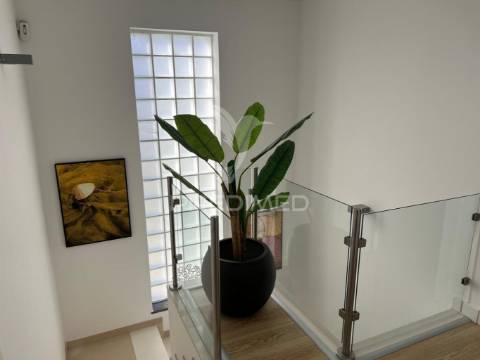 Moradia v4 com garagem em santo antónio da charneca