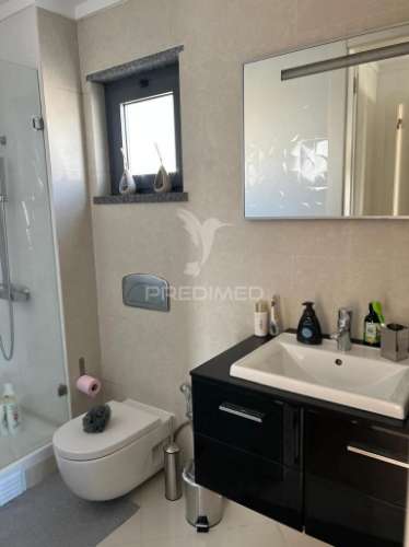 Moradia v4 com garagem em santo antónio da charneca