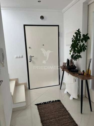 Moradia v4 com garagem em santo antónio da charneca