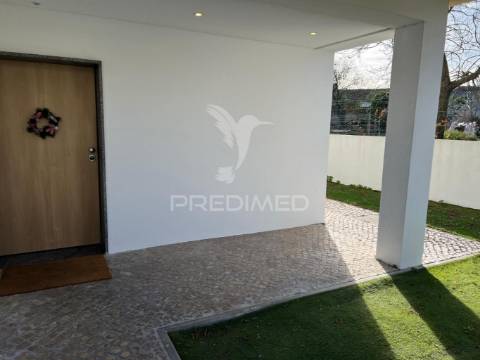 Moradia v4 com garagem em santo antónio da charneca