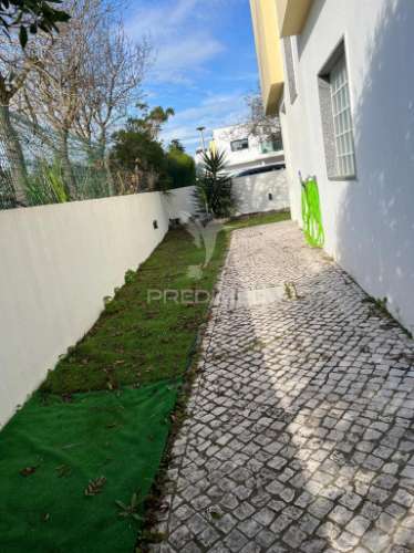 Moradia v4 com garagem em santo antónio da charneca