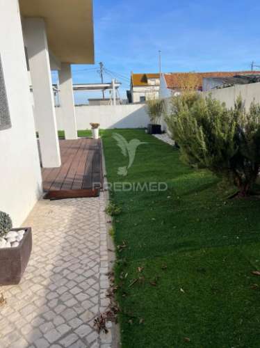 Moradia v4 com garagem em santo antónio da charneca