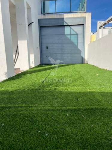 Moradia v4 com garagem em santo antónio da charneca