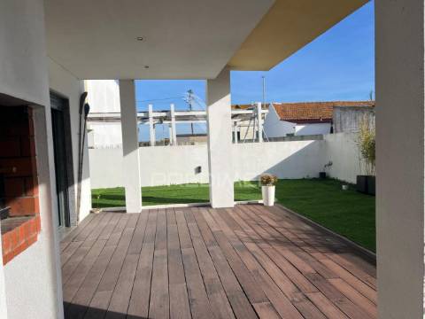 Moradia v4 com garagem em santo antónio da charneca