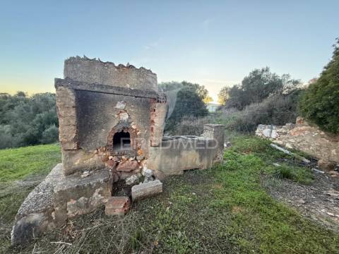 Terreno com 2 ruinas com exelente localização