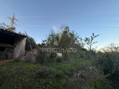 Terreno com 2 ruinas com exelente localização