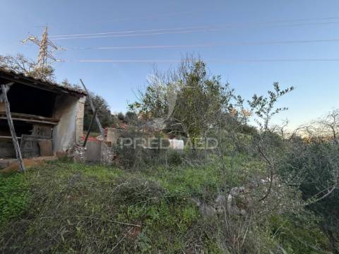 Terreno com 2 ruinas com exelente localização