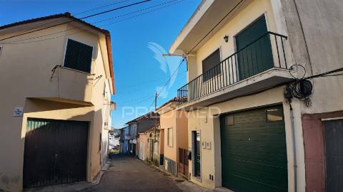 Moradia t5 no centro da vila de amiais de baixo