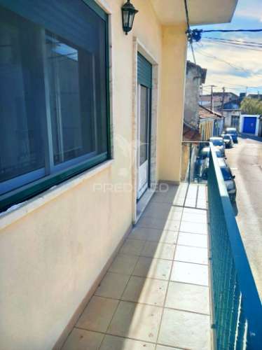 Moradia t5 no centro da vila de amiais de baixo