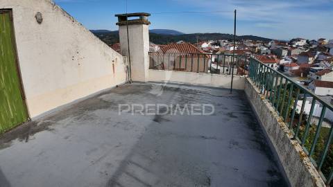 Moradia t5 no centro da vila de amiais de baixo