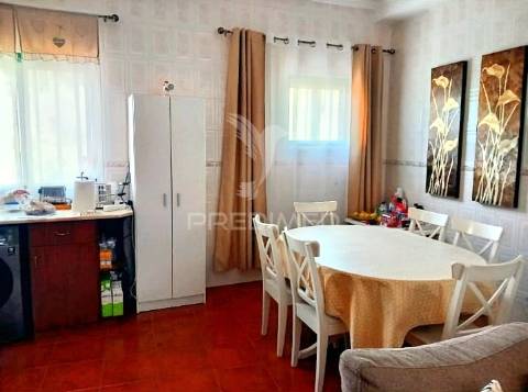 Moradia t5 no centro da vila de amiais de baixo