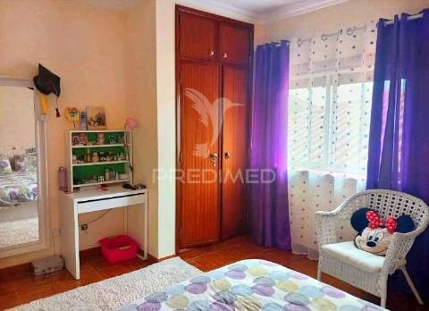 Moradia t5 no centro da vila de amiais de baixo