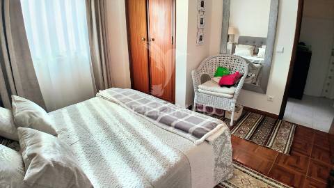 Moradia t5 no centro da vila de amiais de baixo