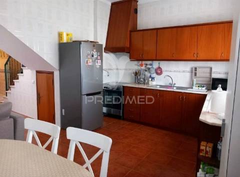 Moradia t5 no centro da vila de amiais de baixo