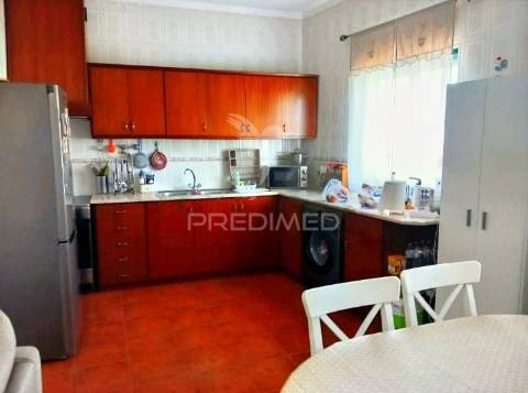 Moradia t5 no centro da vila de amiais de baixo