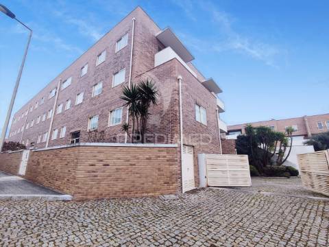 Lavra, agudela. duplex t3 situado em condomínio fechado com piscina, jardim e praia a 200m.