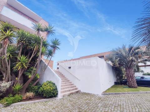 Lavra, agudela. duplex t3 situado em condomínio fechado com piscina, jardim e praia a 200m.