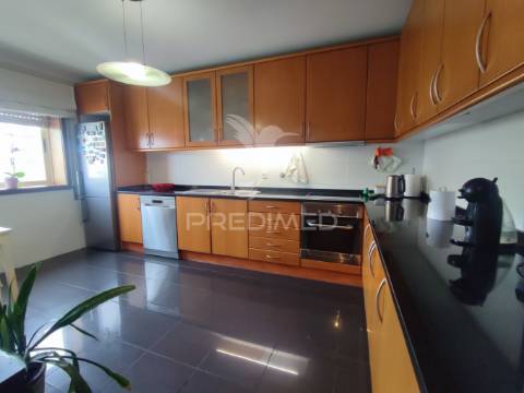 Lavra, agudela. duplex t3 situado em condomínio fechado com piscina, jardim e praia a 200m.