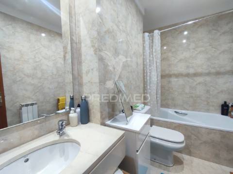 Lavra, agudela. duplex t3 situado em condomínio fechado com piscina, jardim e praia a 200m.