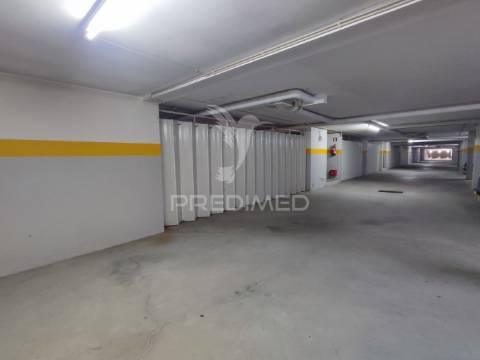 Lavra, agudela. duplex t3 situado em condomínio fechado com piscina, jardim e praia a 200m.