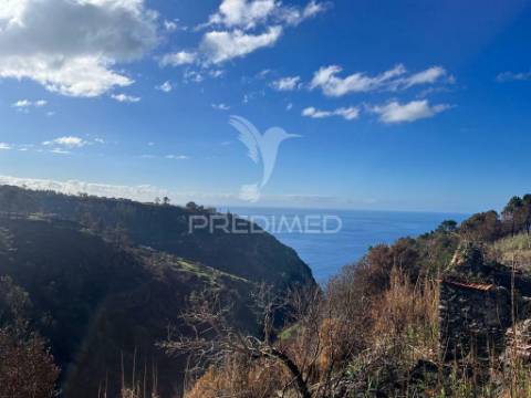 Vendo 2 palheiros e 670m2 de terreno na raposeira-calheta- ilha da madeira